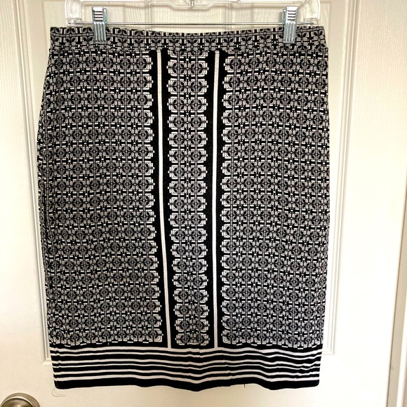 Max Studio Dresses & Skirts - 🔥B&W stretchy pencil skirt
